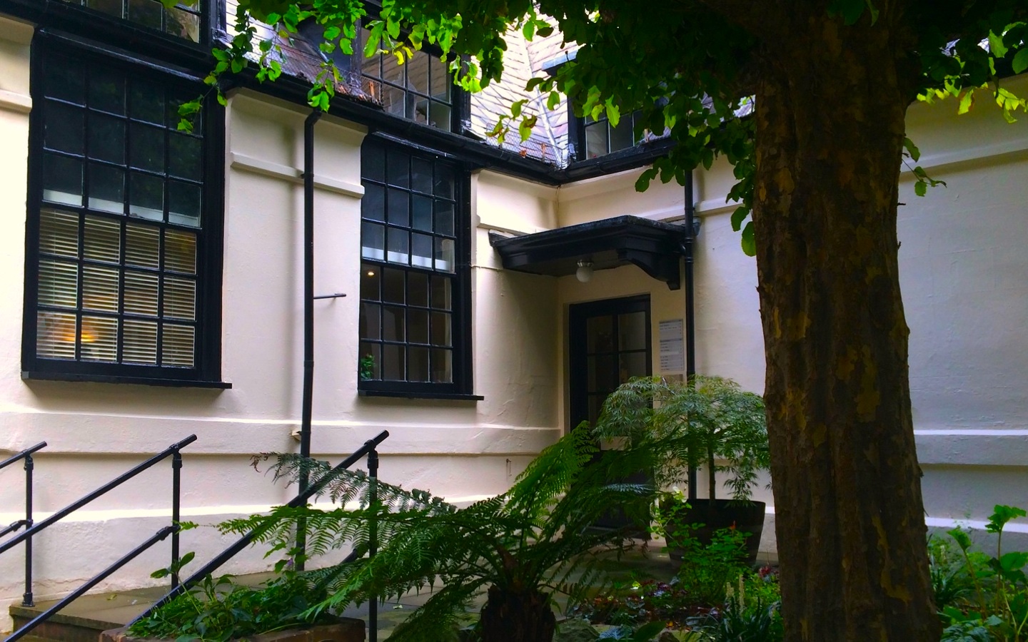 1 Snow Hill Court — exterior